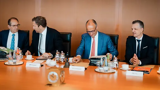 Minister Dobrindt, Minister Klingbeil, Kanzler Merz und Minister Frei am Kabinettstisch