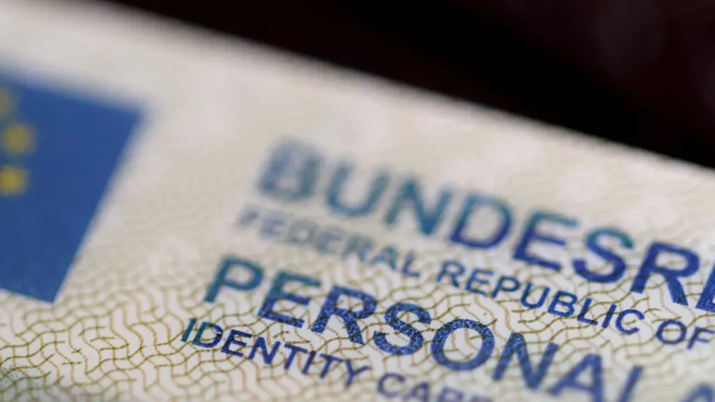 Eine Nahaufnahme eines Personalausweis der Bundesrepublik Deutschland