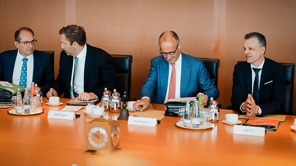 Minister Dobrindt, Minister Klingbeil, Kanzler Merz und Minister Frei am Kabinettstisch