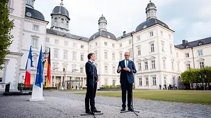 Merz und Macron vor dem Schloss Bensberg