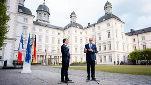 Merz und Macron vor dem Schloss Bensberg