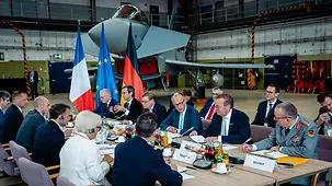 In einem Hangar des Fliegerhorsts Nörvenich tagen die zuständigen Minister des Deutsch-Französischen Verteidigungs- und Sicherheitsrats unter Leitung von Merz und Macron. 