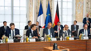 Merz und Macron leiten den Deutsch-Französischen Ministerrat im Schloss Augustusburg in Brühl