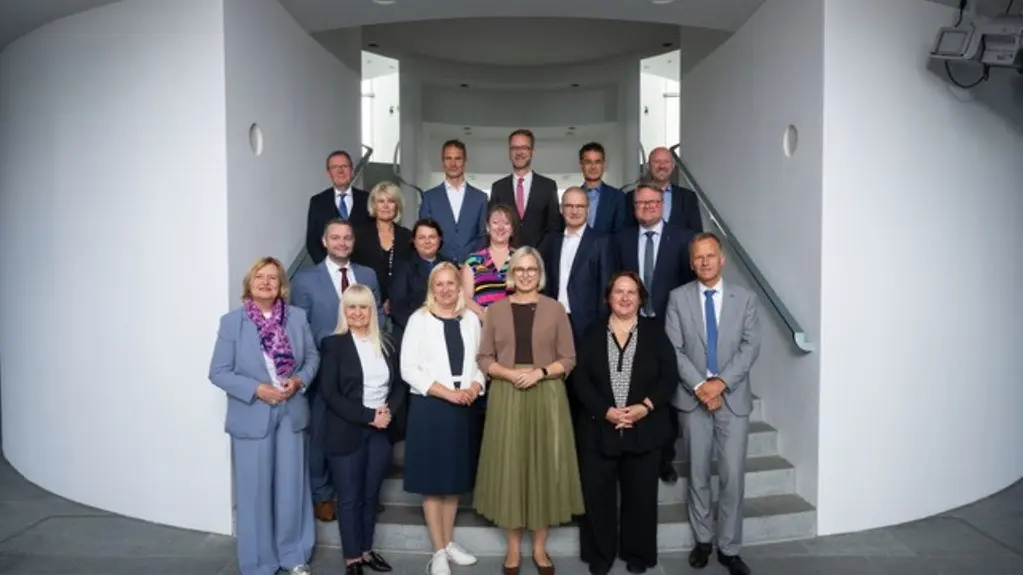 Staatsministerin Christiane Schenderlein mit Vertreterinnen und Vertretern der 16 Bundesländer im Bundeskanzleramt bei der Gründung des Zentrums für Safe Sport