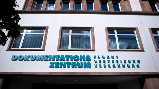 Außenaufnahme mit Aufschrift des Museums und Dokumentationszentrums Flucht, Vertreibung, Versöhnung.