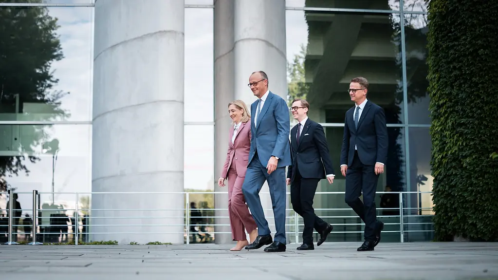 Bundeskanzler Merz mit Nina Warken, Carsten Linnemann und Philipp Amthor vor der Presse.