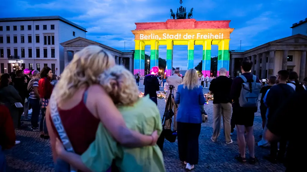 Brandenburger Tor in Regenbogenfarben, wobei der Schriftzug "Berlin, Stadt der Freiheit" zu lesen ist