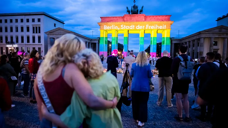 Brandenburger Tor in Regenbogenfarben, wobei der Schriftzug "Berlin, Stadt der Freiheit" zu lesen ist
