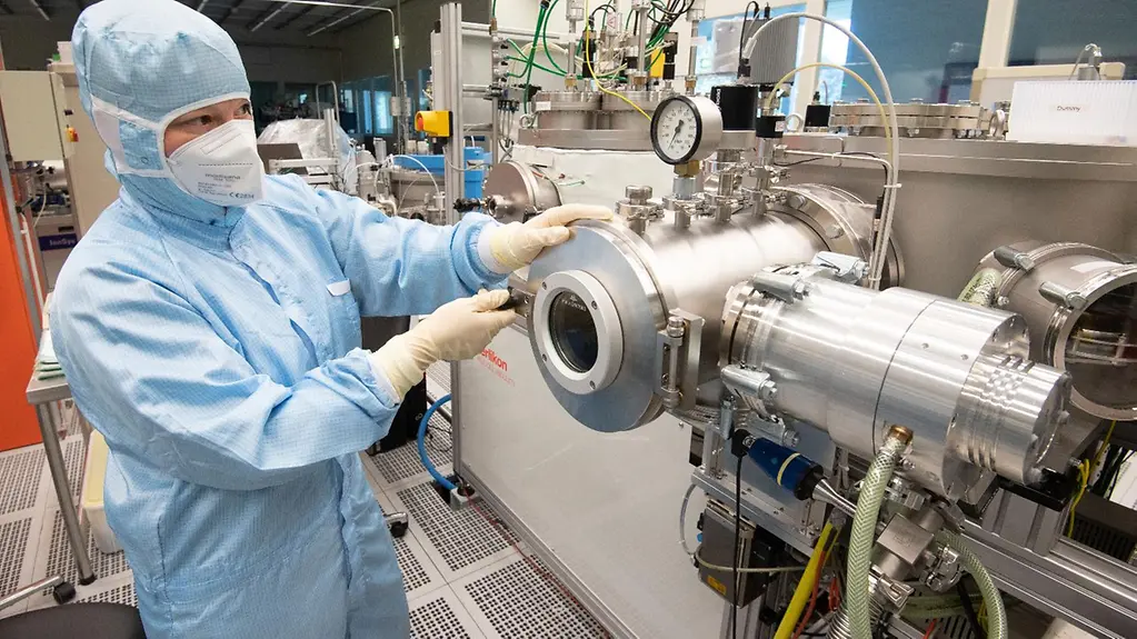 Wissenschaftliche Mitarbeiterin im Reinraumlabor zur Herstellung von Mikrochips für Quantenprozessoren in der Physikalisch-Technischen Bundesanstalt
