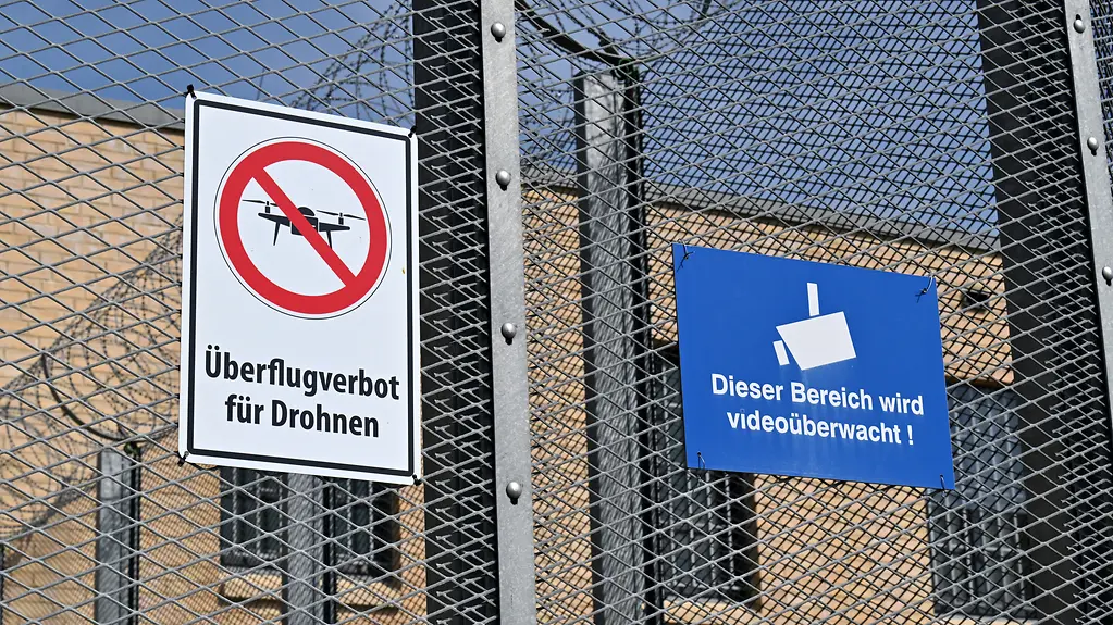 „Überflugverbot für Drohnen“ steht auf dem Schild am Zaun der Thüringer Jugendarrestanstalt. 