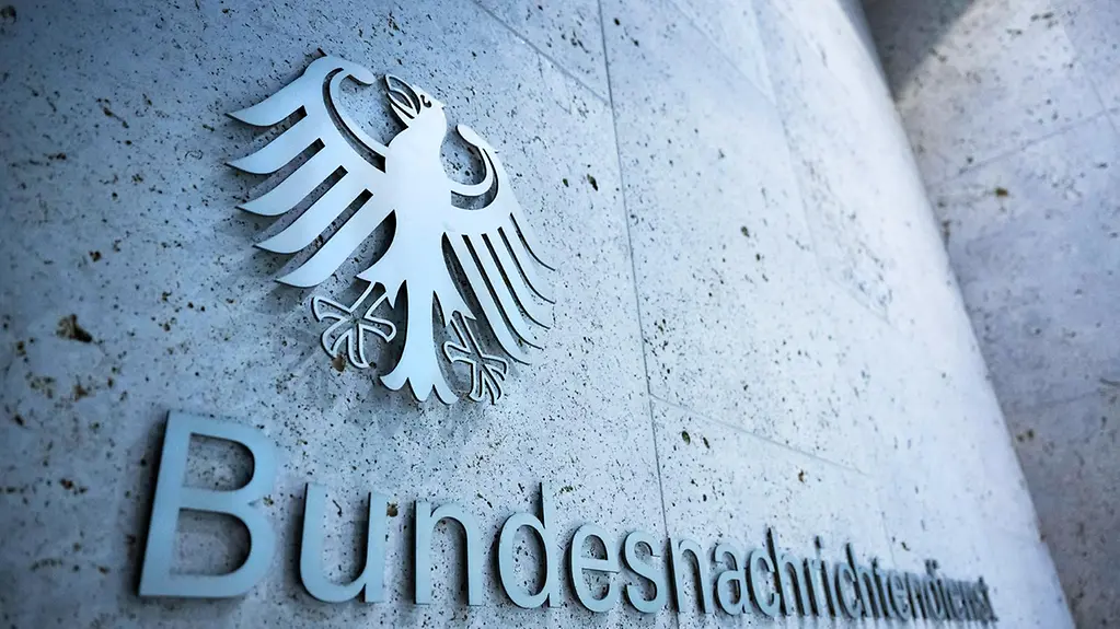 Eingang der Zentrale des Bundesnachrichtendienstes mit Schriftzug des Geheimdienstes