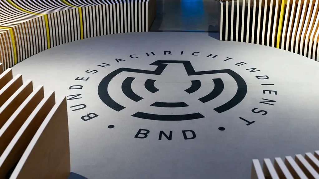 BND-Besucherzentrum Gebäude und Logo vom Bundesnachrichtendienst
