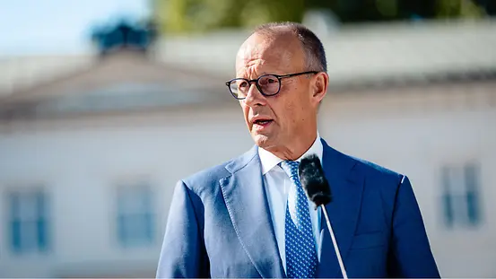 Bundeskanzler Friedrich Merz steht vor Beginn der Kabinettsklausur vor einem Mikrofon vor dem Schloss Neuhardenberg und gibt ein Statement.