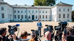 Vor dem Schloss Neuhardenberg gibt der Kanzler ein Pressestatement ab.