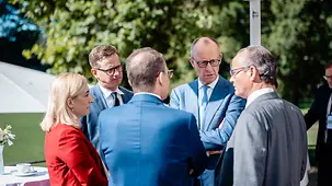 Kanzleramtsministerin Nina Warken, Bundesgesundheitsminister Carsten Linnemann, Bundeskanzler Friedrich Merz sowie Bundesinnenminister Alexander Dobrindt und Staatsminister Gunter Krichbaum vor Beginn der ersten Arbeitssitzung.