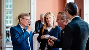 Bundesaußenminister Johann Wadephul, Bildungsministerin Karin Prien, Bundesverteidigungsminister Boris Pistorius und Kanzlerberater Günter Sautter im Gespräch.
