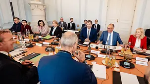 Erste Arbeitssitzung des Kabinetts und seiner Gäste