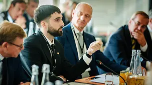 Zu den Gästen gehören Aidan Gomez vom Start-up-Unternehmen Cohere sowie Siemens-CEO Roland Busch. 