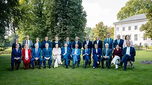 Familienfoto Bundeskabinett vor Schloss Neuhardenberg