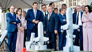 Das Bundeskabinett bei einer Präsentation von Drohnen