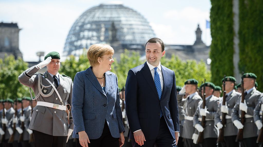 Chancellor Angela Merkel welcomes Georgian Prime Minister Irakli Garibashvili with military honours.