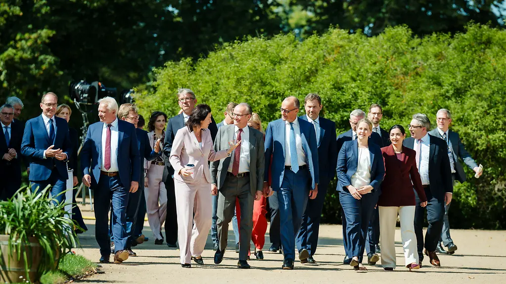 Die Mitglieder des Bundeskabinetts auf dem Weg zum Familienfoto