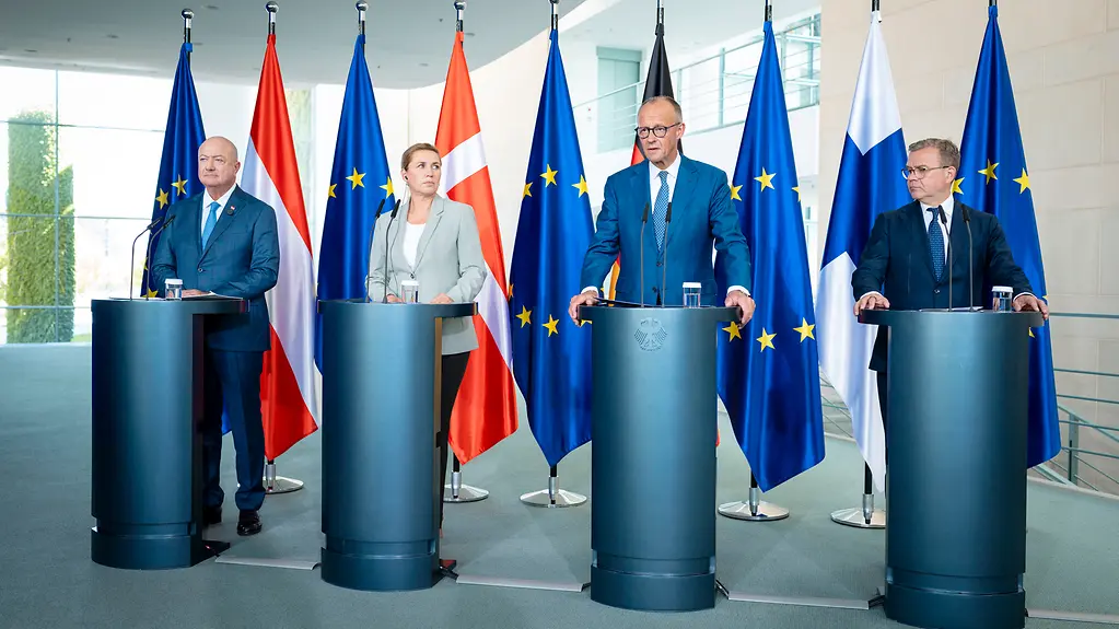 Bundeskanzler Merz, die dänische Ministerpräsidentin Frederiksen, der finnische Ministerpräsident Orpo und der österreichische Bundeskanzler Stocker bei einer Pressekonferenz im Kanzleramt hinter Rednerpulten.