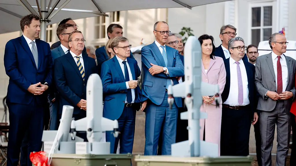 Die Mitglieder des Bundeskabinetts bei einer Drohnenvorführung.