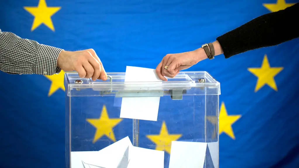Wahlurne mit Stimmzetteln