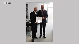 Bundeskanzler Merz mit dem neuen Staatsminister für Sport und Ehrenamt, Ronald Rauhe