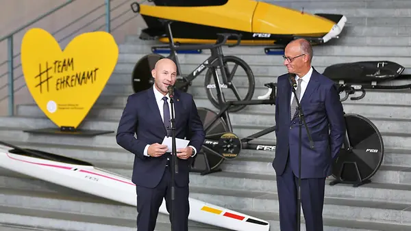 Pressestatement mit dem neuen Staatsminister für Sport und Ehrenamt: Ronald "Ronny" Rauhe und Bundeskanzler Merz 
