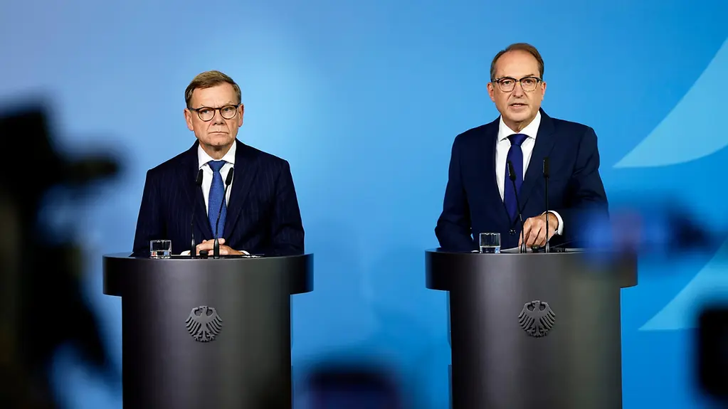 Johann Wadephul, Bundesaussenminister, und Alexander Dobrindt, Bundesminister des Innern, beim Pressestatement zur Drohnenattacke am Flughafen von Leipzig