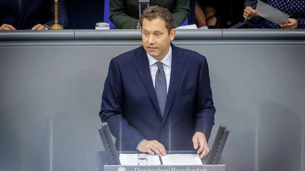 Lars Klingbeil, Bundesminister der Finanzen, aufgenommen im Rahmen der Haushaltsdebatte im Bundestag.