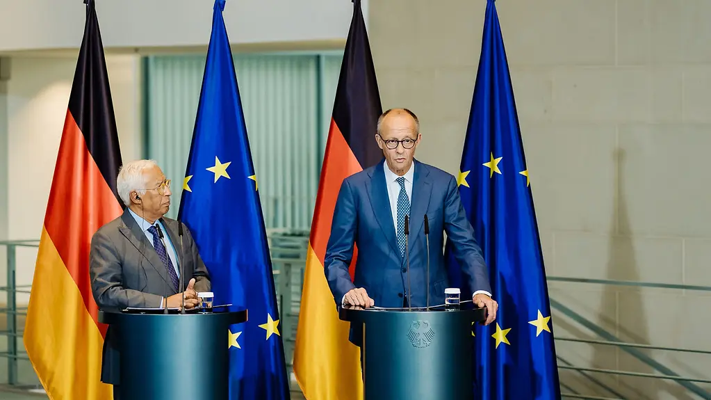 Kanzler Merz am Redepult im Kanzleramt vor Flaggen neben ER-Präsident Costa.