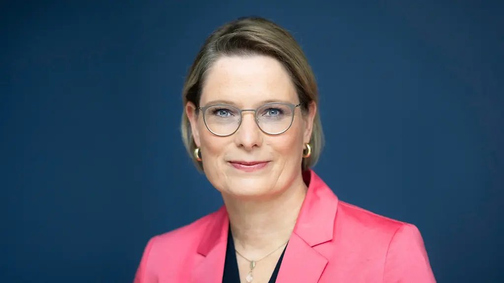 Porträtbild von Dr. Stefanie Hubig