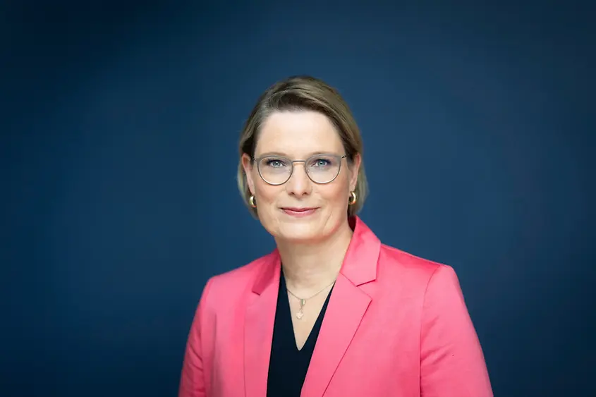 Porträtbild von Dr. Stefanie Hubig