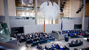 Bundeskanzler Merz spricht vor den Abgeordneten im Deutschen Bundestag.