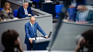 Bundeskanzler Merz spricht vor den Abgeordneten im Deutschen Bundestag.