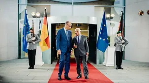 Bundeskanzler Merz und Antonio Costa im Gespräch vor dem Bundeskanzleramt.