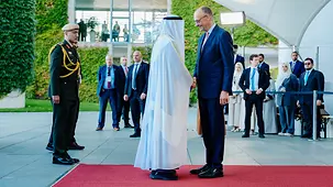 Bundeskanzler Merz begrüßt den Präsident der Vereinigten Arabischen Emirate mit Handschlag.