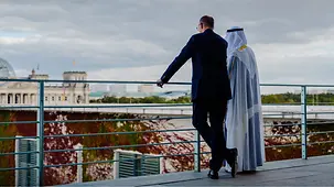 Bundeskanzler Merz und der Präsident der Vereinigten Arabischen Emirate auf der Terrasse des Bundeskanzleramtes.