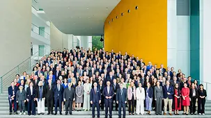 Gruppenfoto auf der Südtreppe im Kanzleramt: Kanzler mit Leiterinnen und Leiter der deutschen Auslandsvertretungen