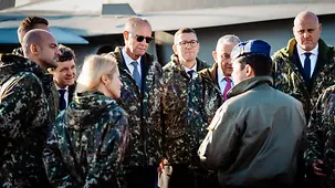Bundeskanzler Friedrich Merz bei auf dem Luftwaffenstützpunkt Lapland Air Wing.