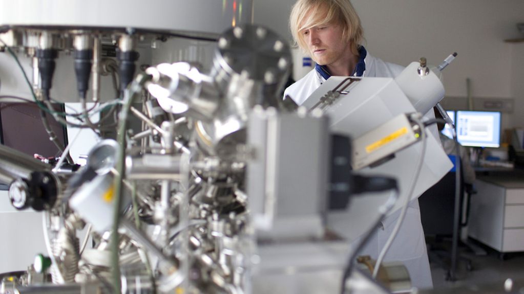 Wissenschaftler am Rasterelektronenmikroskop am MEET in Münster
