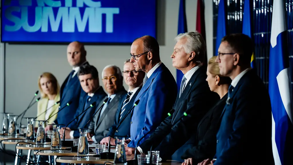 Le chancelier fédéral Friedrich Merz aux côtés des autres participants au sommet européen sur l’Arctique lors de la conférence de presse