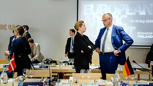 Le chancelier fédéral Friedrich Merz s’entretient avec la première ministre danoise Mette Frederiksen.