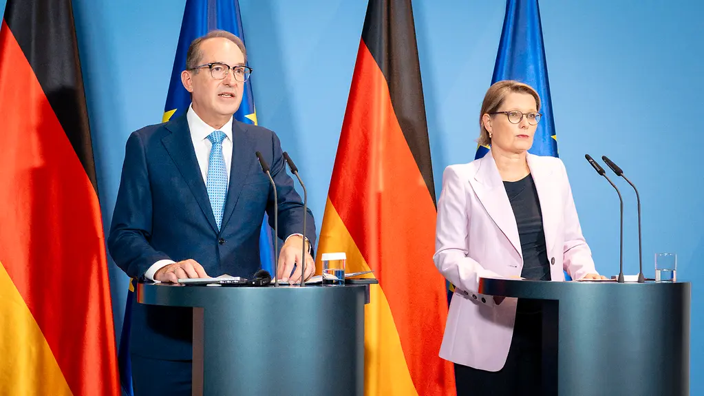 Alexander Dobrindt, Bundesminister des Innern, und Stefanie Hubig, Bundesministerin der Justiz und Verbraucherschutz, bei gemeinsamer Pressekonferenz.