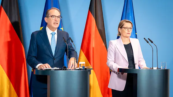 Alexander Dobrindt, Bundesminister des Innern, und Stefanie Hubig, Bundesministerin der Justiz und Verbraucherschutz, bei gemeinsamer Pressekonferenz.