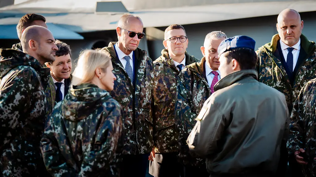 Bundeskanzler Friedrich Merz (M.) mit weiteren EU-Staats- und Regierungschefs auf dem Luftwaffenstützpunkt Lapland Air Wing.
