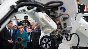 La chancelière fédérale Angela Merkel sur un stand à l'occasion de sa visite traditionnelle de la Foire de Hanovre